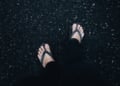 Suka Duka Pakai Sandal Swallow 05 D, Sandal Sejuta Umat terminal mojok.co sandal jepit sehun exo