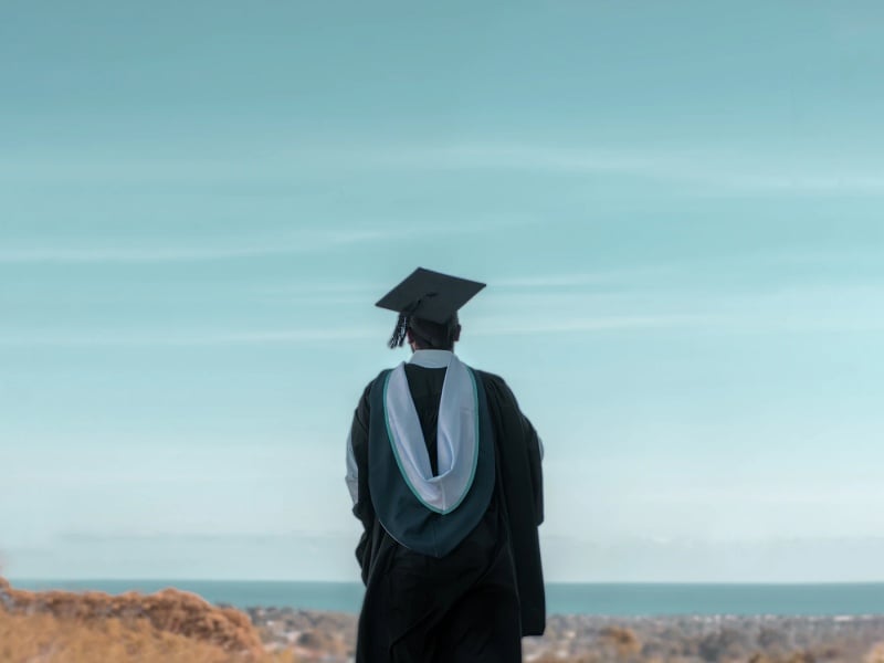 Menjadi Sarjana dari Desa dengan Tuntutan Sukses Versi Tetangga terminal mojok.co