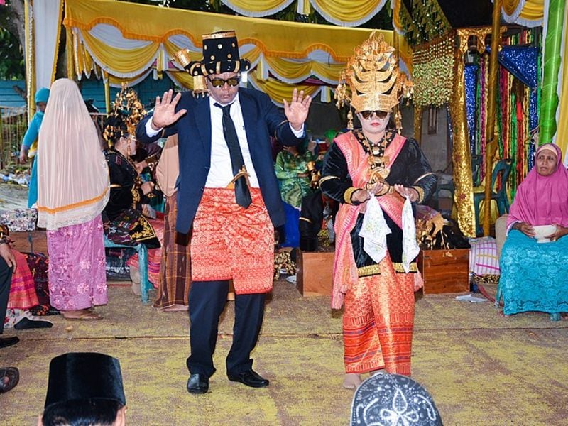 stereotip orang batak tari tortor pesta batak toba mojok.co
