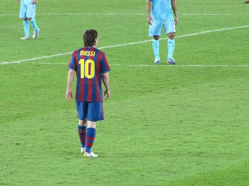 lionel messi putuskan bertahan di barcelona tak jadi pindah mojok.co