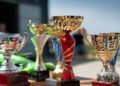 yang menang lomba siswa, yang dapet piala sekolah