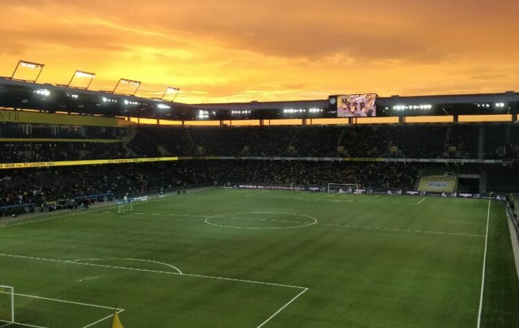 Kasta Tempat Duduk di Stadion Gelora Bung Tomo Surabaya terminal mojok.co
