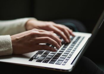 Sisi Gelap Penulis Novel Online: Syaratnya Gila-gilaan, Persaingan Makin Ketat