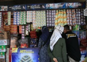 Warung Madura Kesayangan Rakyat, tapi Anak Tiri Pemerintah (Onyengradar via Shutterstock.com)