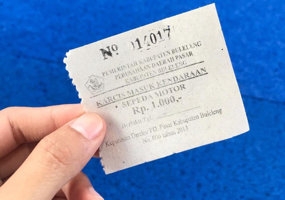 tukang parkir di bali.MOJOK.CO
